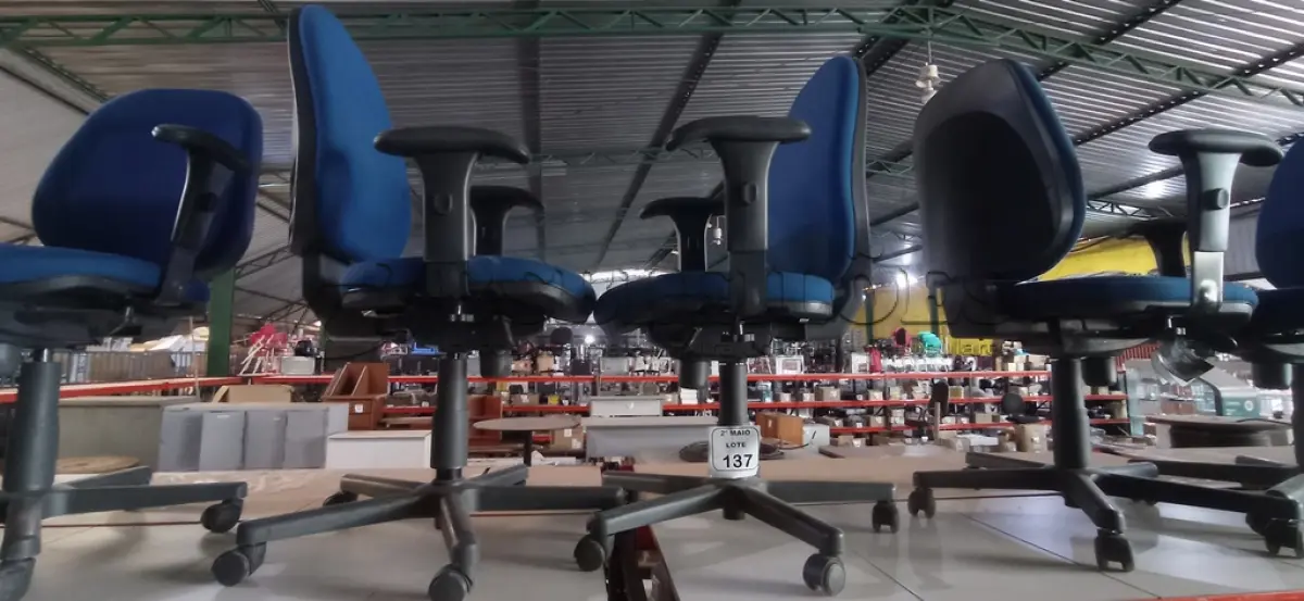 LOTE 137 - 01 CADEIRA DE ESCRITÓRIO GIRATÓRIA NA COR AZUL. (NO ESTADO) ATENÇÃO! FAZER A VISITAÇÃO ANTES DE ARREMATAR, NÃO SABEMOS SE FUNCIONA, LEILÃO NÃO TEM GARANTIA E NEM DEVOLUÇÃO, SUJEITO A POSSÍVEIS AVARIAS VISÍVEIS/OCULTAS E/OU AUSÊNCIA DE COMPONENTES.