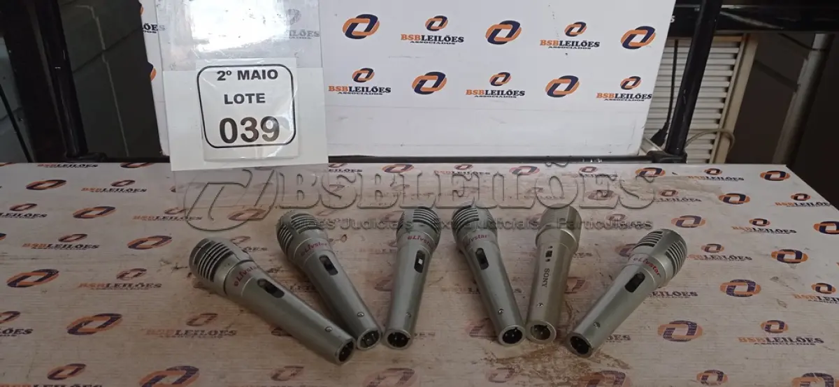 LOTE 039 - 06 MICROFONES. (NO ESTADO) ATENÇÃO! FAZER A VISITAÇÃO ANTES DE ARREMATAR, NÃO SABEMOS SE FUNCIONA, LEILÃO NÃO TEM GARANTIA E NEM DEVOLUÇÃO, SUJEITO A POSSÍVEIS AVARIAS VISÍVEIS/OCULTAS E/OU AUSÊNCIA DE COMPONENTES.