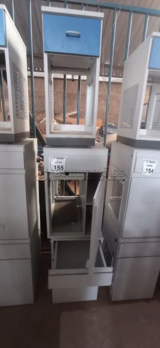 LOTE 155 - 03 ARMÁRIOS PARA CPU SENDO 02 COM 01 PORTA E 01 GAVETA. (NO ESTADO) ATENÇÃO! FAZER A VISITAÇÃO ANTES DE ARREMATAR, NÃO SABEMOS SE FUNCIONA, LEILÃO NÃO TEM GARANTIA E NEM DEVOLUÇÃO, SUJEITO A POSSÍVEIS AVARIAS VISÍVEIS/OCULTAS E/OU AUSÊNCIA DE COMPONENTES.