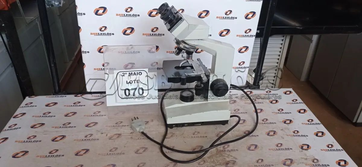 LOTE 070 - 01 MICROSCÓPIO MARCA COLEMAN. (NO ESTADO) ATENÇÃO! FAZER A VISITAÇÃO ANTES DE ARREMATAR, NÃO SABEMOS SE FUNCIONA, LEILÃO NÃO TEM GARANTIA E NEM DEVOLUÇÃO, SUJEITO A POSSÍVEIS AVARIAS VISÍVEIS/OCULTAS E/OU AUSÊNCIA DE COMPONENTES.