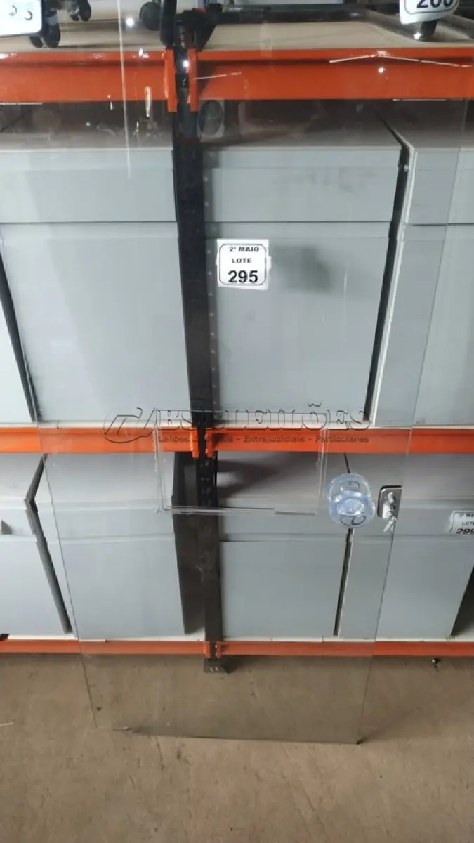 LOTE 295 - 01 PORTA DE VIDRO DE 2,08X0,89 COM ABERTURA CENTRAL. (NO ESTADO) ATENÇÃO! FAZER A VISITAÇÃO ANTES DE ARREMATAR, NÃO SABEMOS SE FUNCIONA, LEILÃO NÃO TEM GARANTIA E NEM DEVOLUÇÃO, SUJEITO A POSSÍVEIS AVARIAS VISÍVEIS/OCULTAS E/OU AUSÊNCIA DE COMPONENTES.