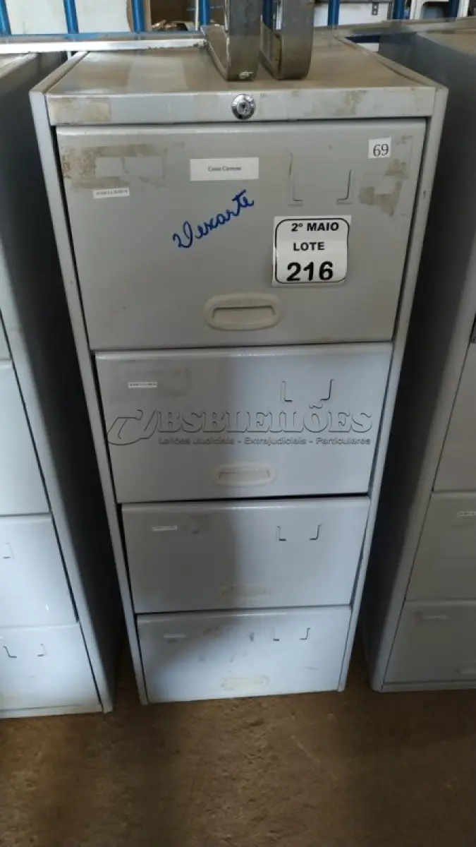 LOTE 216 - 01 ARQUIVO DE AÇO COM 04 GAVETAS. (NO ESTADO) ATENÇÃO! FAZER A VISITAÇÃO ANTES DE ARREMATAR, NÃO SABEMOS SE FUNCIONA, LEILÃO NÃO TEM GARANTIA E NEM DEVOLUÇÃO, SUJEITO A POSSÍVEIS AVARIAS VISÍVEIS/OCULTAS E/OU AUSÊNCIA DE COMPONENTES.