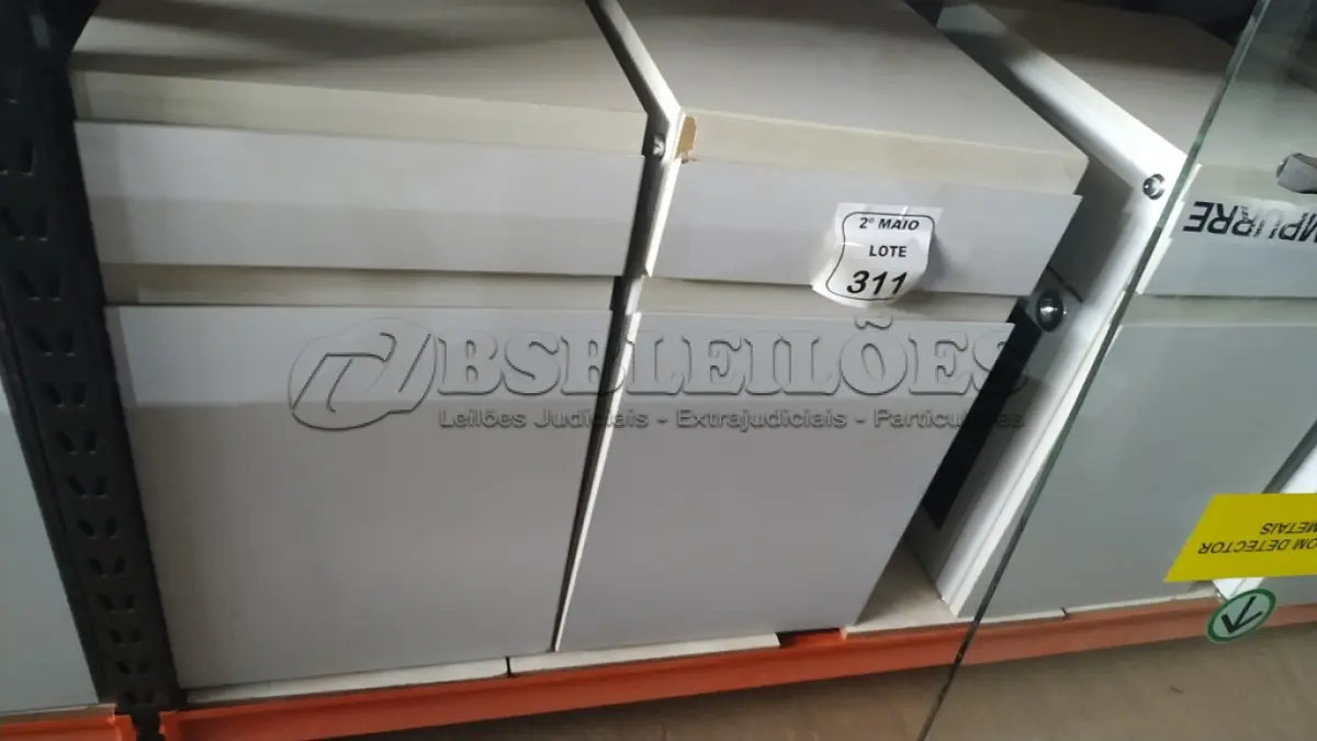 LOTE 311 - 02 ARMÁRIOS PARA CPU COM 01 PORTA E 01 GAVETA. (NO ESTADO) ATENÇÃO! FAZER A VISITAÇÃO ANTES DE ARREMATAR, NÃO SABEMOS SE FUNCIONA, LEILÃO NÃO TEM GARANTIA E NEM DEVOLUÇÃO, SUJEITO A POSSÍVEIS AVARIAS VISÍVEIS/OCULTAS E/OU AUSÊNCIA DE COMPONENTES.
