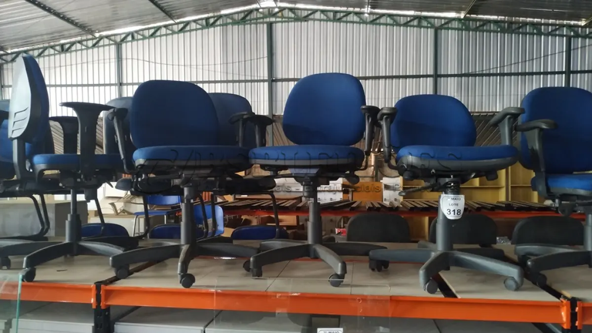 LOTE 318 - 03 CADEIRAS DE ESCRITÓRIO GIRATÓRIAS NA COR AZUL. (NO ESTADO) ATENÇÃO! FAZER A VISITAÇÃO ANTES DE ARREMATAR, NÃO SABEMOS SE FUNCIONA, LEILÃO NÃO TEM GARANTIA E NEM DEVOLUÇÃO, SUJEITO A POSSÍVEIS AVARIAS VISÍVEIS/OCULTAS E/OU AUSÊNCIA DE COMPONENTES.