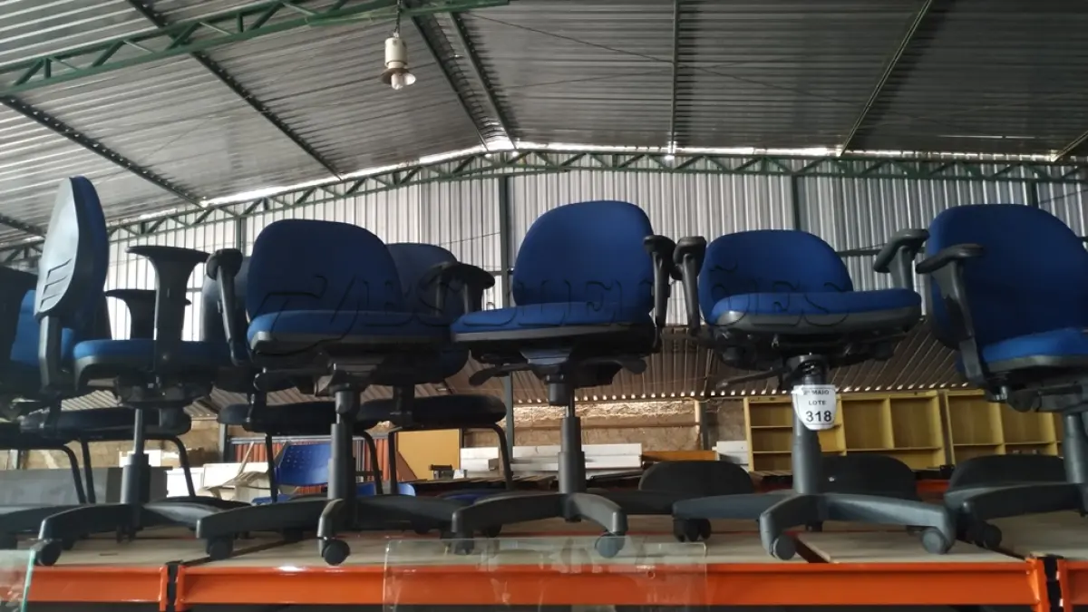 LOTE 318 - 03 CADEIRAS DE ESCRITÓRIO GIRATÓRIAS NA COR AZUL. (NO ESTADO) ATENÇÃO! FAZER A VISITAÇÃO ANTES DE ARREMATAR, NÃO SABEMOS SE FUNCIONA, LEILÃO NÃO TEM GARANTIA E NEM DEVOLUÇÃO, SUJEITO A POSSÍVEIS AVARIAS VISÍVEIS/OCULTAS E/OU AUSÊNCIA DE COMPONENTES.