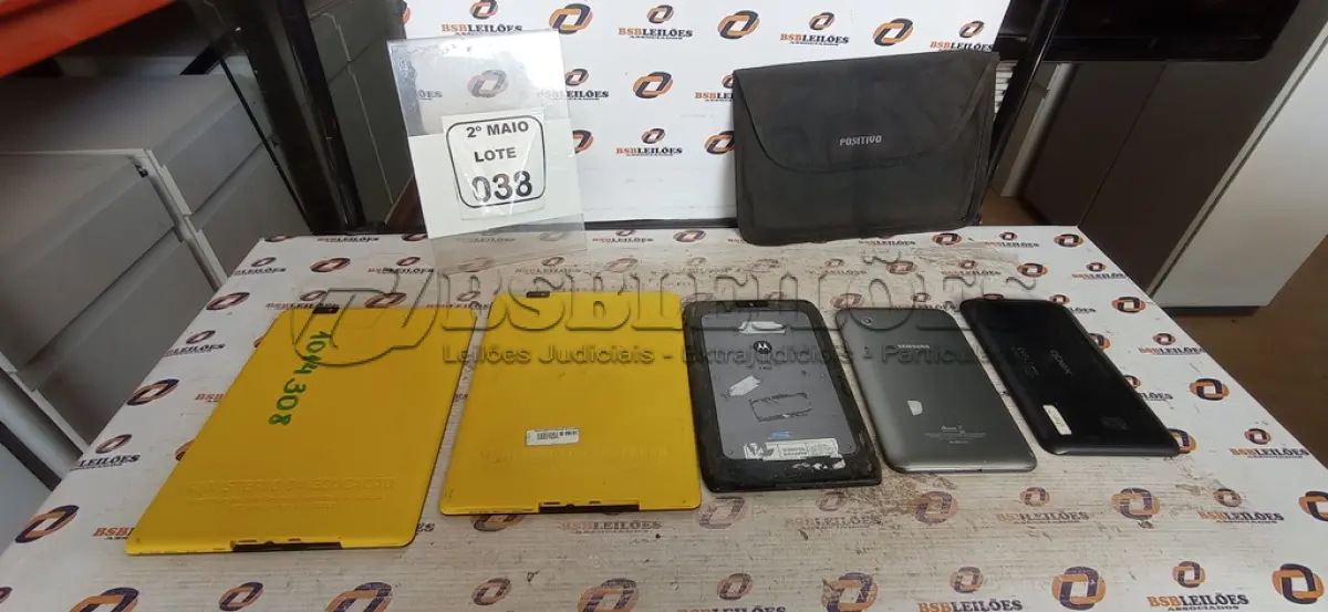 LOTE 038 - 05 TABLETS DE MARCAS E MODELOS DIVERSOS. (NO ESTADO) ATENÇÃO! FAZER A VISITAÇÃO ANTES DE ARREMATAR, NÃO SABEMOS SE FUNCIONA, LEILÃO NÃO TEM GARANTIA E NEM DEVOLUÇÃO, SUJEITO A POSSÍVEIS AVARIAS VISÍVEIS/OCULTAS E/OU AUSÊNCIA DE COMPONENTES.