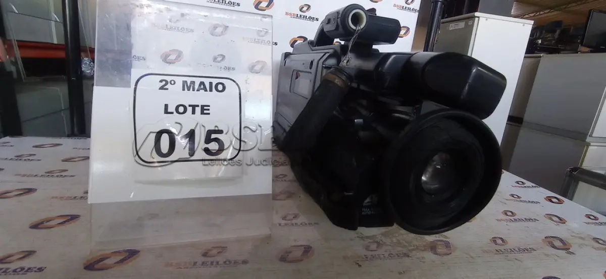 LOTE 015 - 01 FILMADORA PROFISSIONAL MODELO M-9000 MARCA PANASONIC. (NO ESTADO) ATENÇÃO! FAZER A VISITAÇÃO ANTES DE ARREMATAR, NÃO SABEMOS SE FUNCIONA, LEILÃO NÃO TEM GARANTIA E NEM DEVOLUÇÃO, SUJEITO A POSSÍVEIS AVARIAS VISÍVEIS/OCULTAS E/OU AUSÊNCIA DE COMPONENTES.