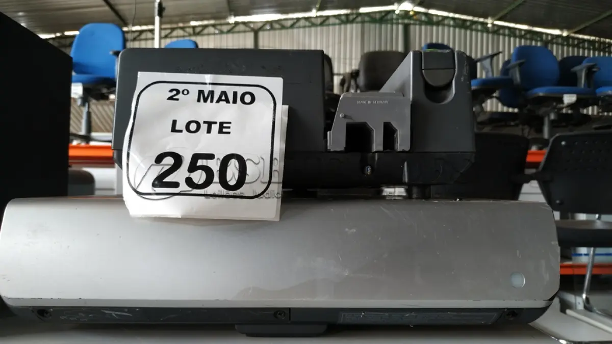 LOTE 250 - 01 PROJETOR MARCA REFLECTA E 01 PROJETOR MARCA SONY. (NO ESTADO) ATENÇÃO! FAZER A VISITAÇÃO ANTES DE ARREMATAR, NÃO SABEMOS SE FUNCIONA, LEILÃO NÃO TEM GARANTIA E NEM DEVOLUÇÃO, SUJEITO A POSSÍVEIS AVARIAS VISÍVEIS/OCULTAS E/OU AUSÊNCIA DE COMPONENTES.