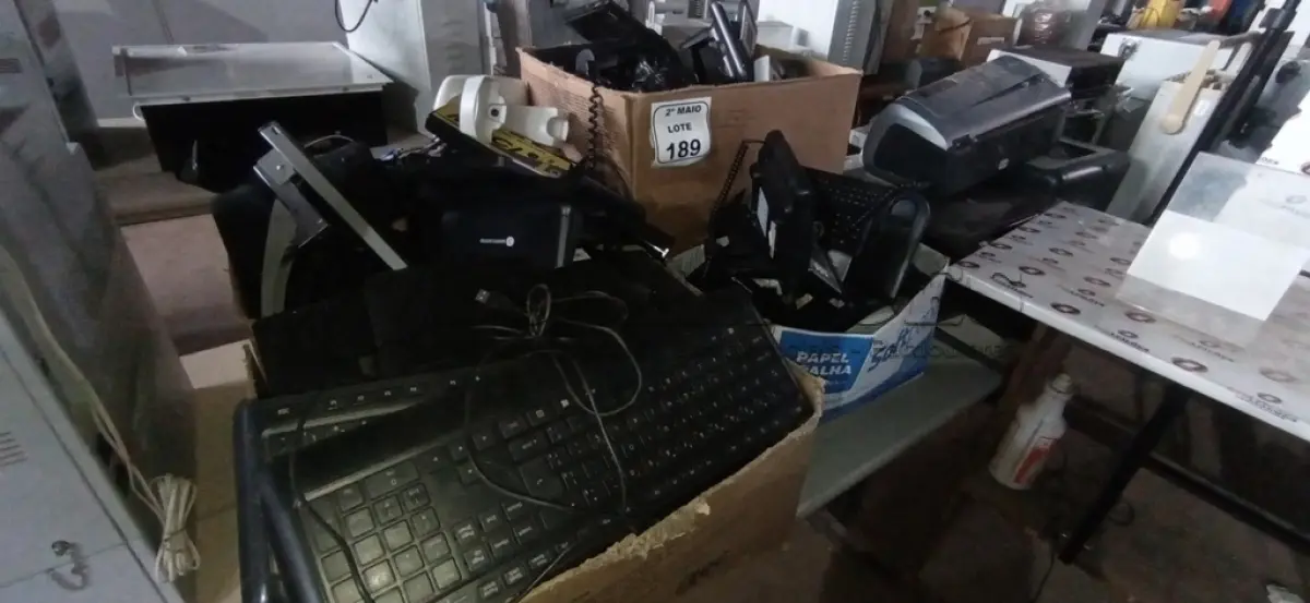 LOTE 189 - 01 LOTE COM VÁRIOS APARELHOS TELEFÔNICOS, TECLADOS, MATERIAIS DE ESCRITÓRIO E PERIFÉRICOS DIVERSOS. (NO ESTADO) ATENÇÃO! FAZER A VISITAÇÃO ANTES DE ARREMATAR, NÃO SABEMOS SE FUNCIONA, LEILÃO NÃO TEM GARANTIA E NEM DEVOLUÇÃO, SUJEITO A POSSÍVEIS AVARIAS VISÍVEIS/OCULTAS E/OU AUSÊNCIA DE COMPONENTES.
