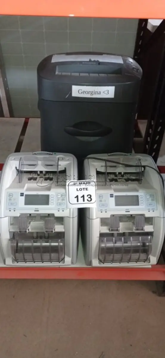 LOTE 113 - 02 MÁQUINAS DE CONTAR CÉDULAS E 01 FRAGMENTADORA DE PAPEL. (NO ESTADO) ATENÇÃO! FAZER A VISITAÇÃO ANTES DE ARREMATAR, NÃO SABEMOS SE FUNCIONA, LEILÃO NÃO TEM GARANTIA E NEM DEVOLUÇÃO, SUJEITO A POSSÍVEIS AVARIAS VISÍVEIS/OCULTAS E/OU AUSÊNCIA DE COMPONENTES.