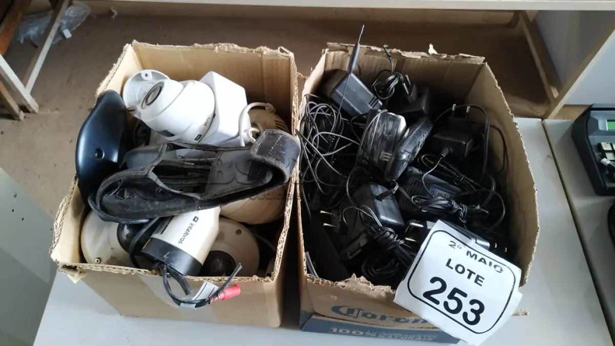 LOTE 253 - 01 CAIXA COM GRANDE QUANTIDADE DE FONTES E VÁRIAS CÂMERAS DE MONITORAMENTO DE MARCAS E MODELOS DIVERSOS. (NO ESTADO) ATENÇÃO! FAZER A VISITAÇÃO ANTES DE ARREMATAR, NÃO SABEMOS SE FUNCIONA, LEILÃO NÃO TEM GARANTIA E NEM DEVOLUÇÃO, SUJEITO A POSSÍVEIS AVARIAS VISÍVEIS/OCULTAS E/OU AUSÊNCIA DE COMPONENTES.