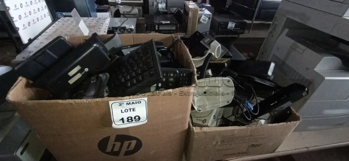 LOTE 189 - 01 LOTE COM VÁRIOS APARELHOS TELEFÔNICOS, TECLADOS, MATERIAIS DE ESCRITÓRIO E PERIFÉRICOS DIVERSOS. (NO ESTADO) ATENÇÃO! FAZER A VISITAÇÃO ANTES DE ARREMATAR, NÃO SABEMOS SE FUNCIONA, LEILÃO NÃO TEM GARANTIA E NEM DEVOLUÇÃO, SUJEITO A POSSÍVEIS AVARIAS VISÍVEIS/OCULTAS E/OU AUSÊNCIA DE COMPONENTES.