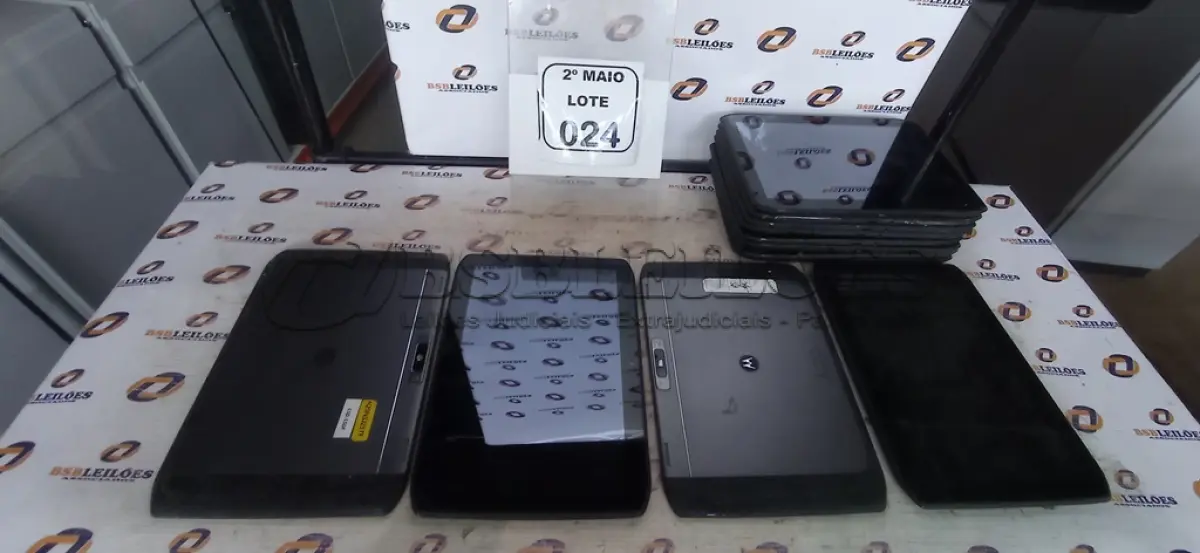 LOTE 024 - 12 TABLETS MARCA MOTOROLA. (NO ESTADO) ATENÇÃO! FAZER A VISITAÇÃO ANTES DE ARREMATAR, NÃO SABEMOS SE FUNCIONA, LEILÃO NÃO TEM GARANTIA E NEM DEVOLUÇÃO, SUJEITO A POSSÍVEIS AVARIAS VISÍVEIS/OCULTAS E/OU AUSÊNCIA DE COMPONENTES.