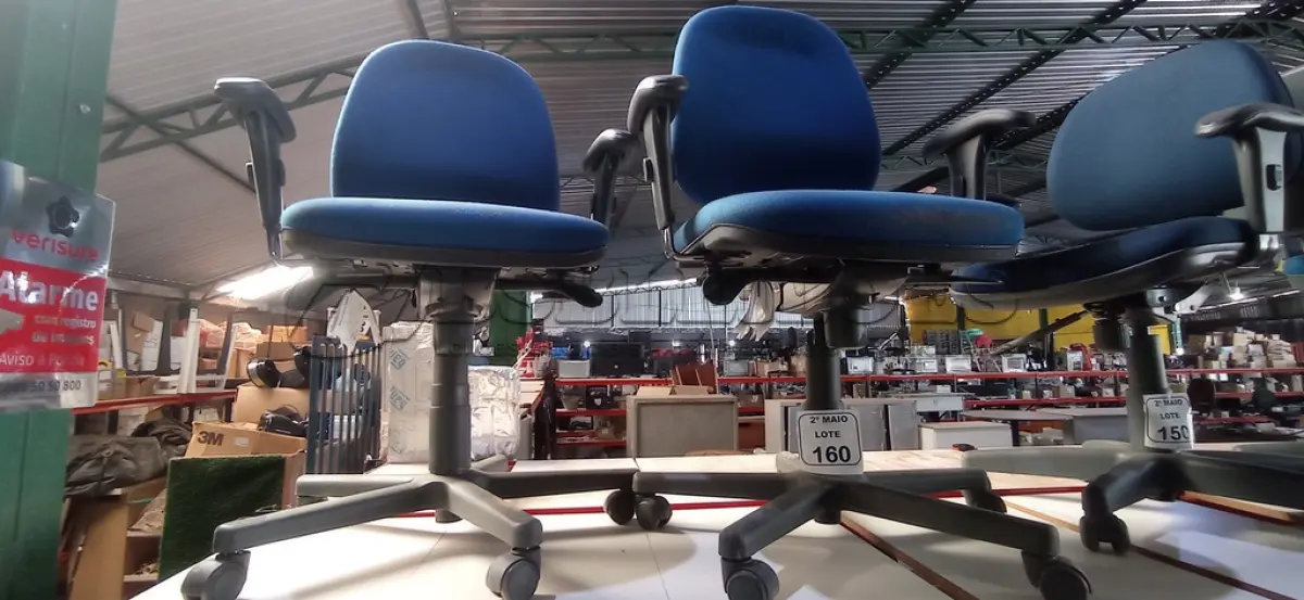 LOTE 160 - 02 CADEIRAS DE ESCRITÓRIO GIRATÓRIAS NA COR AZUL. (NO ESTADO) ATENÇÃO! FAZER A VISITAÇÃO ANTES DE ARREMATAR, NÃO SABEMOS SE FUNCIONA, LEILÃO NÃO TEM GARANTIA E NEM DEVOLUÇÃO, SUJEITO A POSSÍVEIS AVARIAS VISÍVEIS/OCULTAS E/OU AUSÊNCIA DE COMPONENTES.