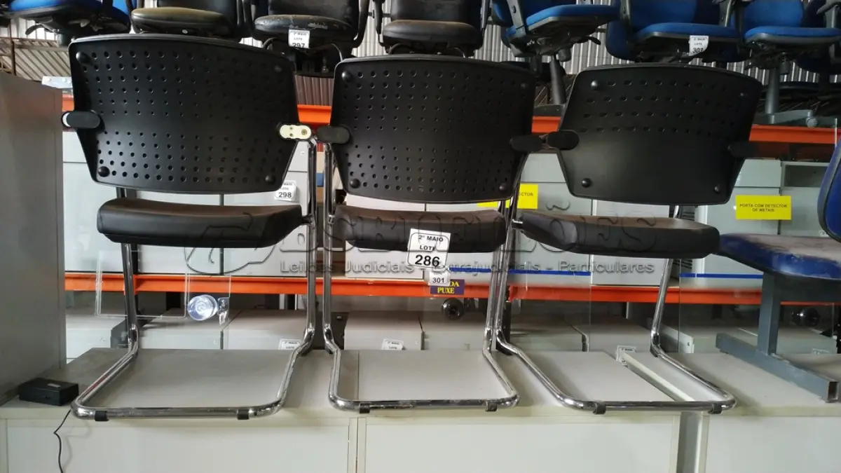LOTE 286 - 03 CADEIRAS COM PÉS FIXOS BASE CROMADA NA COR PRETA. (NO ESTADO) ATENÇÃO! FAZER A VISITAÇÃO ANTES DE ARREMATAR, NÃO SABEMOS SE FUNCIONA, LEILÃO NÃO TEM GARANTIA E NEM DEVOLUÇÃO, SUJEITO A POSSÍVEIS AVARIAS VISÍVEIS/OCULTAS E/OU AUSÊNCIA DE COMPONENTES.
