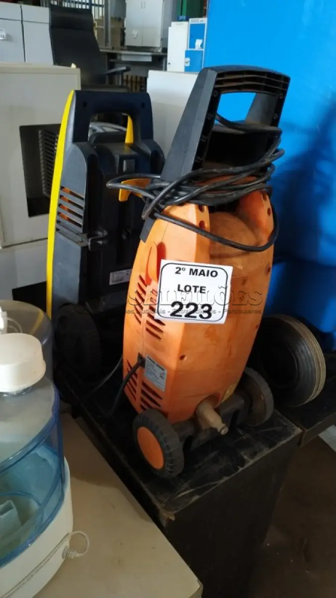 LOTE 223 - 02 MÁQUINAS DE ALTA PRESSÃO INCOMPLETAS 220V MARCAS ELECTROLUX E BLACK DECKER. (NO ESTADO) ATENÇÃO! FAZER A VISITAÇÃO ANTES DE ARREMATAR, NÃO SABEMOS SE FUNCIONA, LEILÃO NÃO TEM GARANTIA E NEM DEVOLUÇÃO, SUJEITO A POSSÍVEIS AVARIAS VISÍVEIS/OCULTAS E/OU AUSÊNCIA DE COMPONENTES.