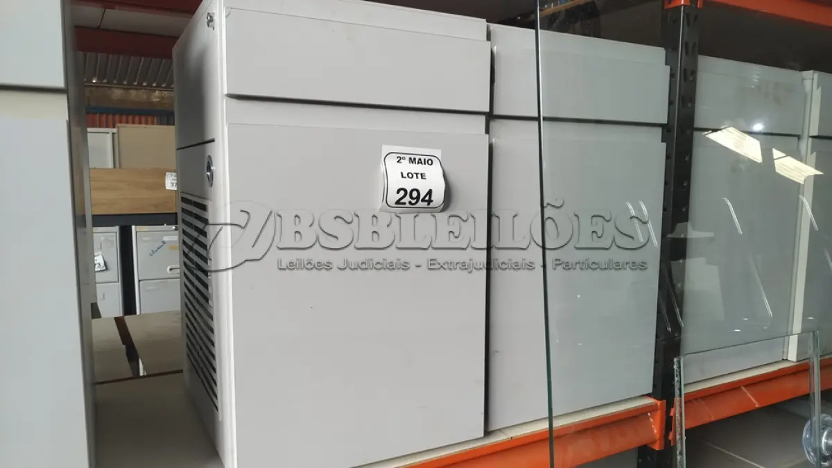LOTE 294 - 02 ARMÁRIOS PARA CPU COM 01 PORTA E 01 GAVETA. (NO ESTADO) ATENÇÃO! FAZER A VISITAÇÃO ANTES DE ARREMATAR, NÃO SABEMOS SE FUNCIONA, LEILÃO NÃO TEM GARANTIA E NEM DEVOLUÇÃO, SUJEITO A POSSÍVEIS AVARIAS VISÍVEIS/OCULTAS E/OU AUSÊNCIA DE COMPONENTES.