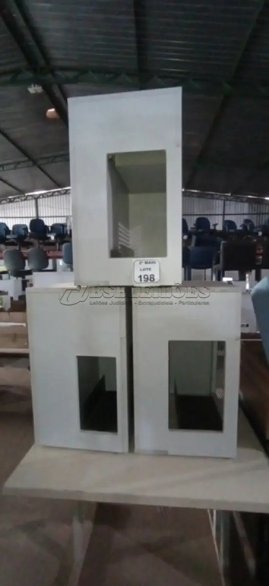 LOTE 198 - 03 ARMÁRIOS PARA CPU COM 01 PORTA E 01 GAVETA. (NO ESTADO) ATENÇÃO! FAZER A VISITAÇÃO ANTES DE ARREMATAR, NÃO SABEMOS SE FUNCIONA, LEILÃO NÃO TEM GARANTIA E NEM DEVOLUÇÃO, SUJEITO A POSSÍVEIS AVARIAS VISÍVEIS/OCULTAS E/OU AUSÊNCIA DE COMPONENTES.