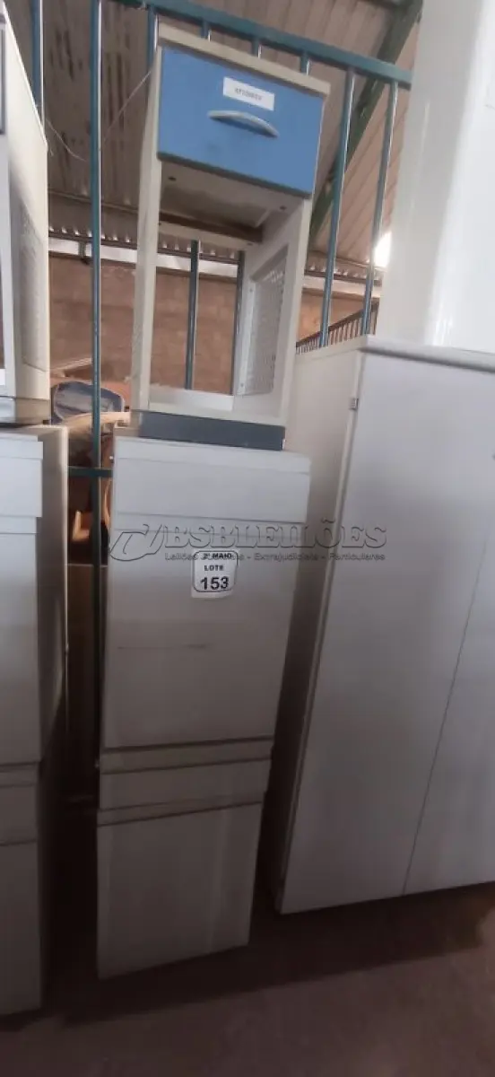 LOTE 153 - 03 ARMÁRIOS PARA CPU SENDO 02 COM 01 PORTA E 01 GAVETA. (NO ESTADO) ATENÇÃO! FAZER A VISITAÇÃO ANTES DE ARREMATAR, NÃO SABEMOS SE FUNCIONA, LEILÃO NÃO TEM GARANTIA E NEM DEVOLUÇÃO, SUJEITO A POSSÍVEIS AVARIAS VISÍVEIS/OCULTAS E/OU AUSÊNCIA DE COMPONENTES.