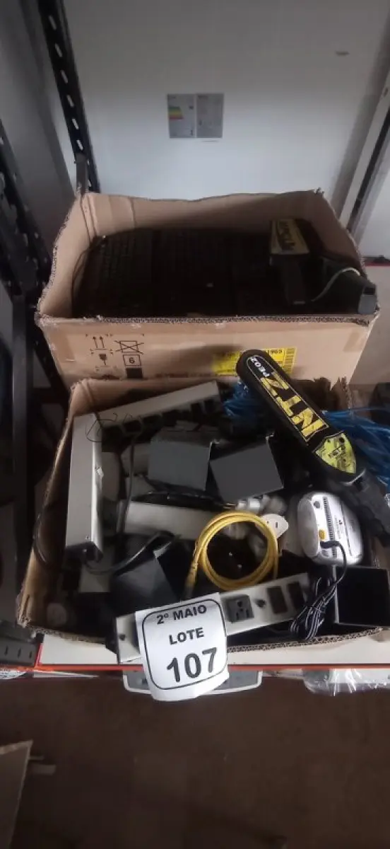 LOTE 107 - 01 LOTE COM GRANDE QUANTIDADE DE TECLADOS DE PC, DETECTORES DE METAL, RÉGUAS ELÉTRICAS E CABOS DIVERSOS. (NO ESTADO) ATENÇÃO! FAZER A VISITAÇÃO ANTES DE ARREMATAR, NÃO SABEMOS SE FUNCIONA, LEILÃO NÃO TEM GARANTIA E NEM DEVOLUÇÃO, SUJEITO A POSSÍVEIS AVARIAS VISÍVEIS/OCULTAS E/OU AUSÊNCIA DE COMPONENTES.
