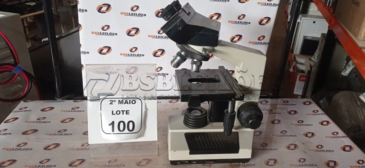 LOTE 100 - 01 MICROSCÓPIO MARCA. (NO ESTADO) ATENÇÃO! FAZER A VISITAÇÃO ANTES DE ARREMATAR, NÃO SABEMOS SE FUNCIONA, LEILÃO NÃO TEM GARANTIA E NEM DEVOLUÇÃO, SUJEITO A POSSÍVEIS AVARIAS VISÍVEIS/OCULTAS E/OU AUSÊNCIA DE COMPONENTES.