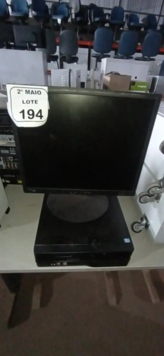 LOTE 194 - 01 CPU MARCA POSITIVO E 01 MONITOR MARCA LG. (NO ESTADO) ATENÇÃO! FAZER A VISITAÇÃO ANTES DE ARREMATAR, NÃO SABEMOS SE FUNCIONA, LEILÃO NÃO TEM GARANTIA E NEM DEVOLUÇÃO, SUJEITO A POSSÍVEIS AVARIAS VISÍVEIS/OCULTAS E/OU AUSÊNCIA DE COMPONENTES.