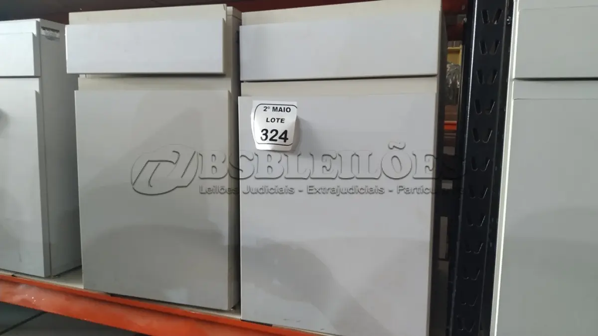 LOTE 324 - 02 ARMÁRIOS PARA CPU COM 01 PORTA E 01 GAVETA. (NO ESTADO) ATENÇÃO! FAZER A VISITAÇÃO ANTES DE ARREMATAR, NÃO SABEMOS SE FUNCIONA, LEILÃO NÃO TEM GARANTIA E NEM DEVOLUÇÃO, SUJEITO A POSSÍVEIS AVARIAS VISÍVEIS/OCULTAS E/OU AUSÊNCIA DE COMPONENTES.