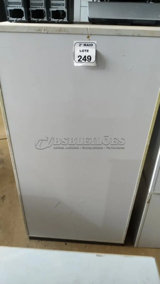 LOTE 249 - 01 ARMÁRIO ALTO EM FERRO E MADEIRA COM 02 PORTAS. (NO ESTADO) ATENÇÃO! FAZER A VISITAÇÃO ANTES DE ARREMATAR, NÃO SABEMOS SE FUNCIONA, LEILÃO NÃO TEM GARANTIA E NEM DEVOLUÇÃO, SUJEITO A POSSÍVEIS AVARIAS VISÍVEIS/OCULTAS E/OU AUSÊNCIA DE COMPONENTES.