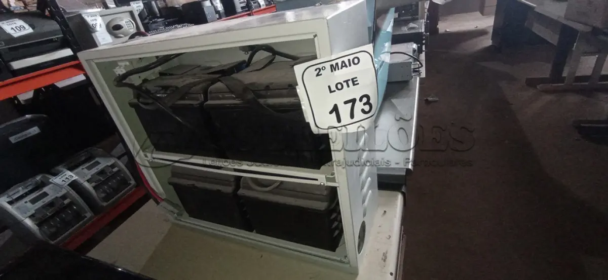 LOTE 173 - 01 BANCO DE BATERIAS COM 04 BATERIAS. (NO ESTADO) ATENÇÃO! FAZER A VISITAÇÃO ANTES DE ARREMATAR, NÃO SABEMOS SE FUNCIONA, LEILÃO NÃO TEM GARANTIA E NEM DEVOLUÇÃO, SUJEITO A POSSÍVEIS AVARIAS VISÍVEIS/OCULTAS E/OU AUSÊNCIA DE COMPONENTES.