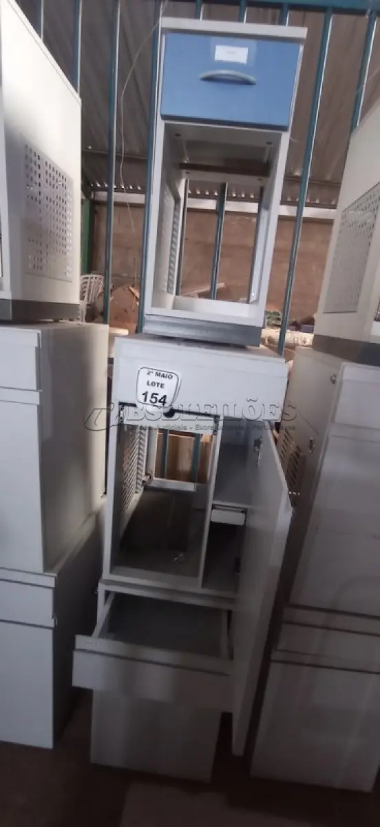 LOTE 154 - 03 ARMÁRIOS PARA CPU SENDO 02 COM 01 PORTA E 01 GAVETA. (NO ESTADO) ATENÇÃO! FAZER A VISITAÇÃO ANTES DE ARREMATAR, NÃO SABEMOS SE FUNCIONA, LEILÃO NÃO TEM GARANTIA E NEM DEVOLUÇÃO, SUJEITO A POSSÍVEIS AVARIAS VISÍVEIS/OCULTAS E/OU AUSÊNCIA DE COMPONENTES.