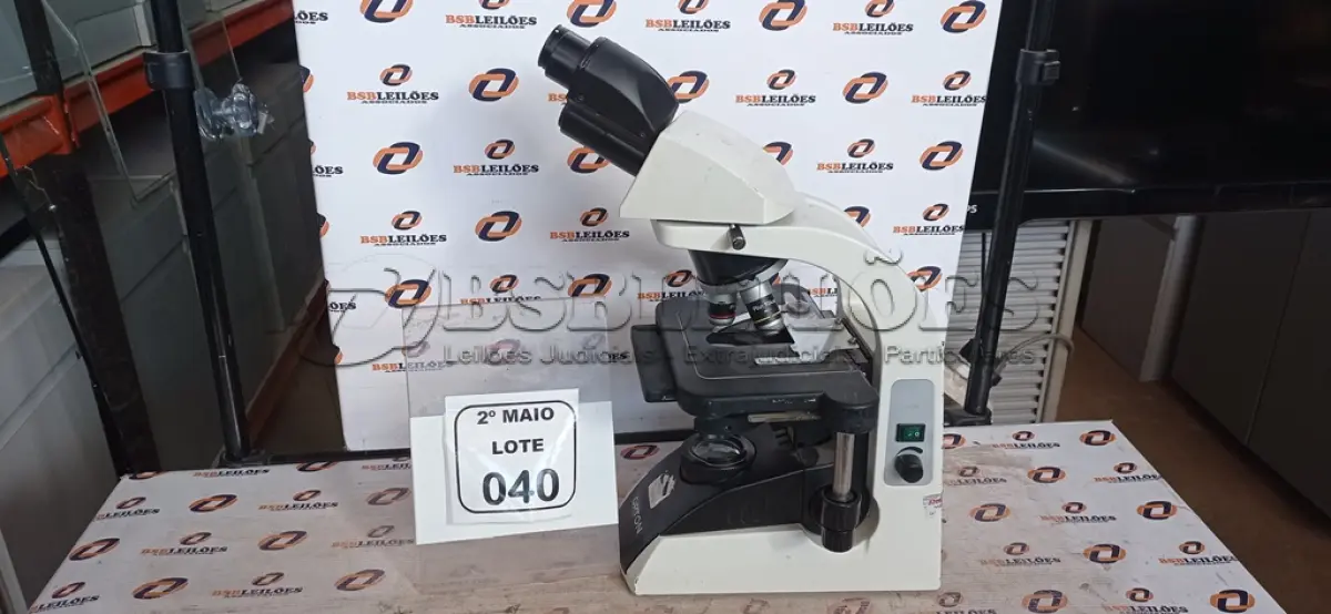 LOTE 040 - 01 MICROSCÓPIO MARCA OPTON. (NO ESTADO) ATENÇÃO! FAZER A VISITAÇÃO ANTES DE ARREMATAR, NÃO SABEMOS SE FUNCIONA, LEILÃO NÃO TEM GARANTIA E NEM DEVOLUÇÃO, SUJEITO A POSSÍVEIS AVARIAS VISÍVEIS/OCULTAS E/OU AUSÊNCIA DE COMPONENTES.