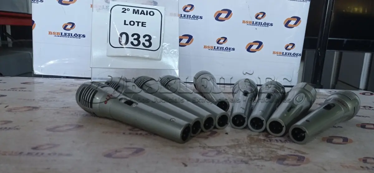 LOTE 033 - 09 MICROFONES. (NO ESTADO) ATENÇÃO! FAZER A VISITAÇÃO ANTES DE ARREMATAR, NÃO SABEMOS SE FUNCIONA, LEILÃO NÃO TEM GARANTIA E NEM DEVOLUÇÃO, SUJEITO A POSSÍVEIS AVARIAS VISÍVEIS/OCULTAS E/OU AUSÊNCIA DE COMPONENTES.