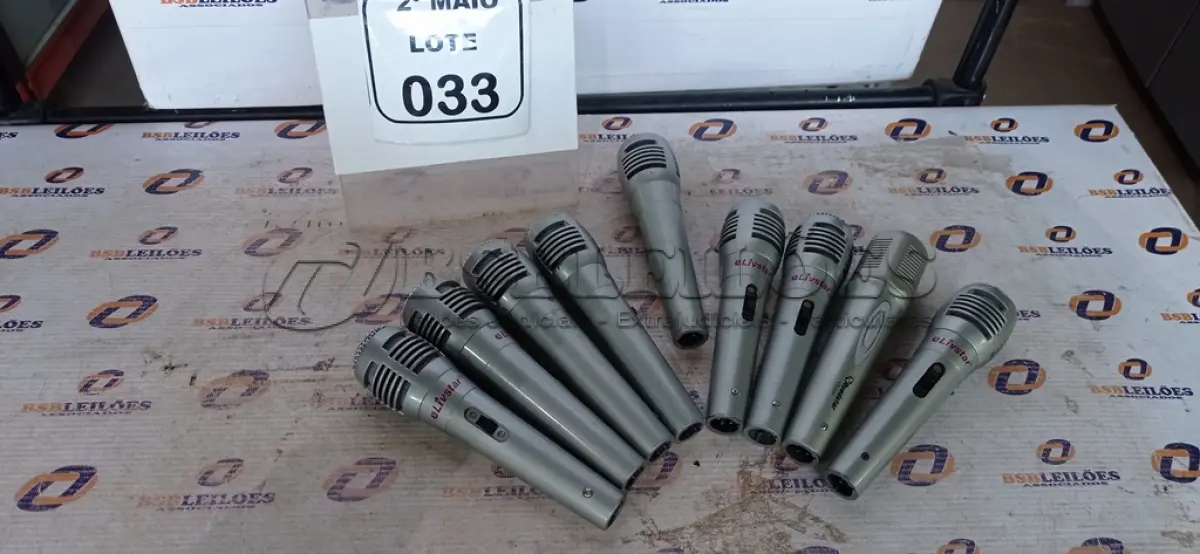 LOTE 033 - 09 MICROFONES. (NO ESTADO) ATENÇÃO! FAZER A VISITAÇÃO ANTES DE ARREMATAR, NÃO SABEMOS SE FUNCIONA, LEILÃO NÃO TEM GARANTIA E NEM DEVOLUÇÃO, SUJEITO A POSSÍVEIS AVARIAS VISÍVEIS/OCULTAS E/OU AUSÊNCIA DE COMPONENTES.