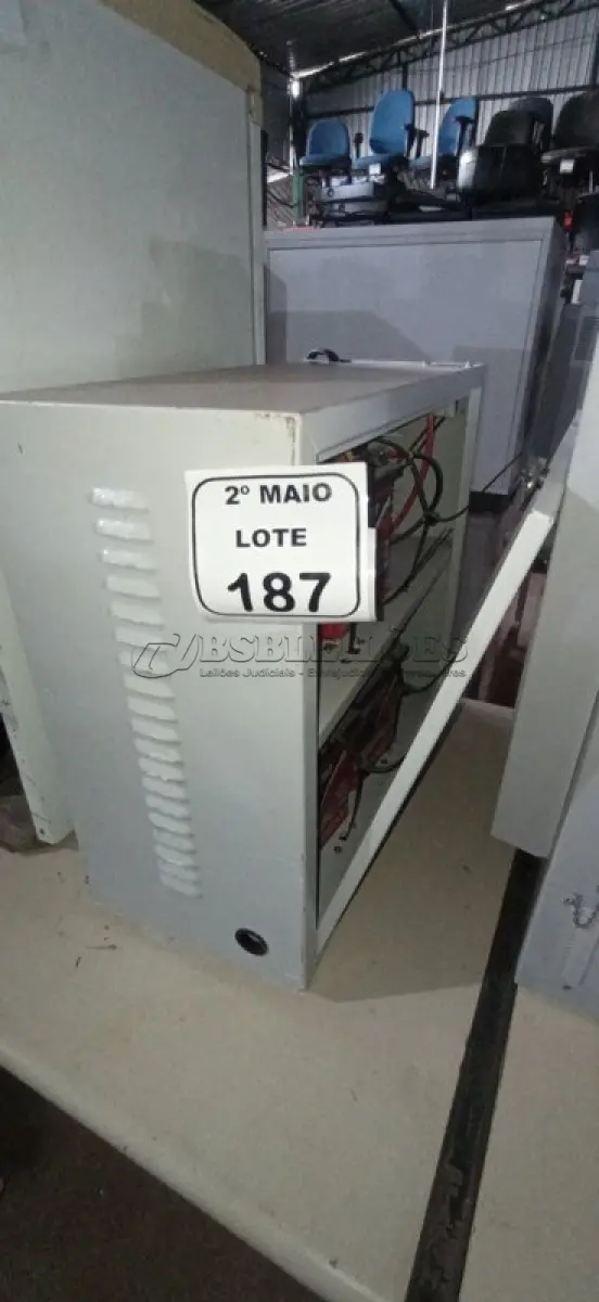 LOTE 187 - 01 BANCO DE BATERIAS COM 04 BATERIAS. (NO ESTADO) ATENÇÃO! FAZER A VISITAÇÃO ANTES DE ARREMATAR, NÃO SABEMOS SE FUNCIONA, LEILÃO NÃO TEM GARANTIA E NEM DEVOLUÇÃO, SUJEITO A POSSÍVEIS AVARIAS VISÍVEIS/OCULTAS E/OU AUSÊNCIA DE COMPONENTES.