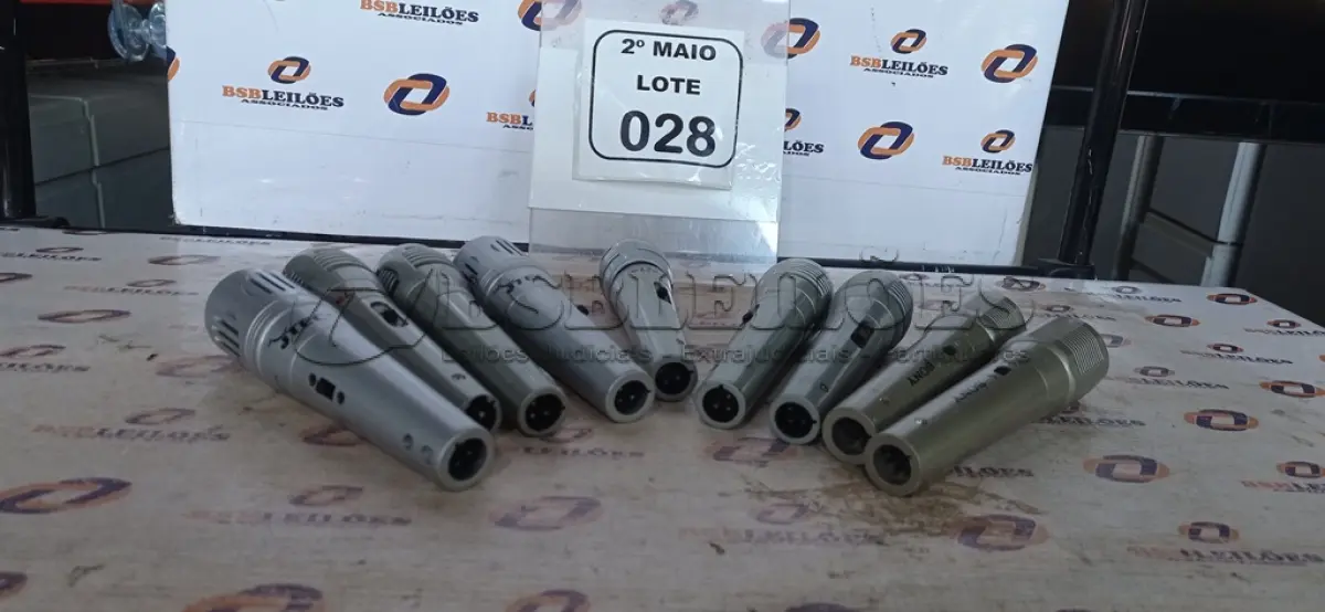 LOTE 028 - 09 MICROFONES. (NO ESTADO) ATENÇÃO! FAZER A VISITAÇÃO ANTES DE ARREMATAR, NÃO SABEMOS SE FUNCIONA, LEILÃO NÃO TEM GARANTIA E NEM DEVOLUÇÃO, SUJEITO A POSSÍVEIS AVARIAS VISÍVEIS/OCULTAS E/OU AUSÊNCIA DE COMPONENTES.
