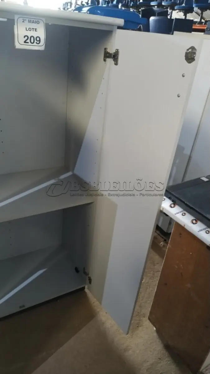 LOTE 209 - 01 ARMÁRIO ALTO EM MADEIRA COM 02 PORTAS. (NO ESTADO) ATENÇÃO! FAZER A VISITAÇÃO ANTES DE ARREMATAR, NÃO SABEMOS SE FUNCIONA, LEILÃO NÃO TEM GARANTIA E NEM DEVOLUÇÃO, SUJEITO A POSSÍVEIS AVARIAS VISÍVEIS/OCULTAS E/OU AUSÊNCIA DE COMPONENTES.