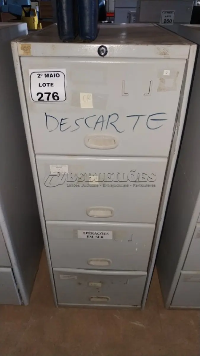 LOTE 276 - 01 ARQUIVO DE AÇO COM 04 GAVETAS. (NO ESTADO) ATENÇÃO! FAZER A VISITAÇÃO ANTES DE ARREMATAR, NÃO SABEMOS SE FUNCIONA, LEILÃO NÃO TEM GARANTIA E NEM DEVOLUÇÃO, SUJEITO A POSSÍVEIS AVARIAS VISÍVEIS/OCULTAS E/OU AUSÊNCIA DE COMPONENTES.