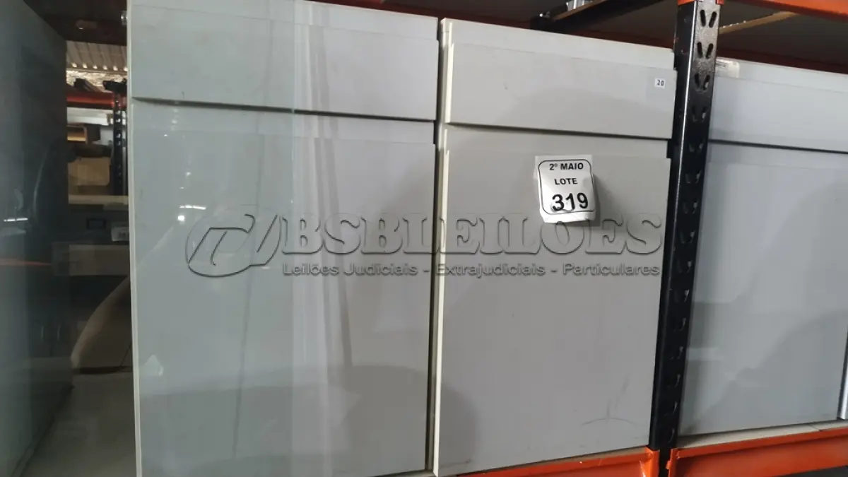 LOTE 319 - 02 ARMÁRIOS PARA CPU COM 01 PORTA E 01 GAVETA. (NO ESTADO) ATENÇÃO! FAZER A VISITAÇÃO ANTES DE ARREMATAR, NÃO SABEMOS SE FUNCIONA, LEILÃO NÃO TEM GARANTIA E NEM DEVOLUÇÃO, SUJEITO A POSSÍVEIS AVARIAS VISÍVEIS/OCULTAS E/OU AUSÊNCIA DE COMPONENTES.