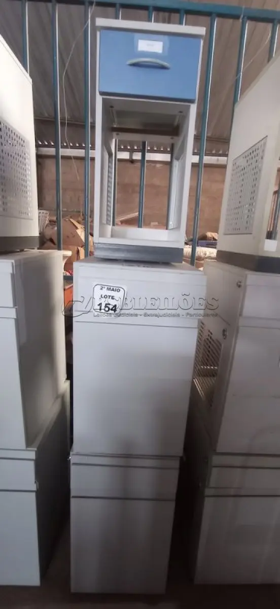 LOTE 153 - 03 ARMÁRIOS PARA CPU SENDO 02 COM 01 PORTA E 01 GAVETA. (NO ESTADO) ATENÇÃO! FAZER A VISITAÇÃO ANTES DE ARREMATAR, NÃO SABEMOS SE FUNCIONA, LEILÃO NÃO TEM GARANTIA E NEM DEVOLUÇÃO, SUJEITO A POSSÍVEIS AVARIAS VISÍVEIS/OCULTAS E/OU AUSÊNCIA DE COMPONENTES.