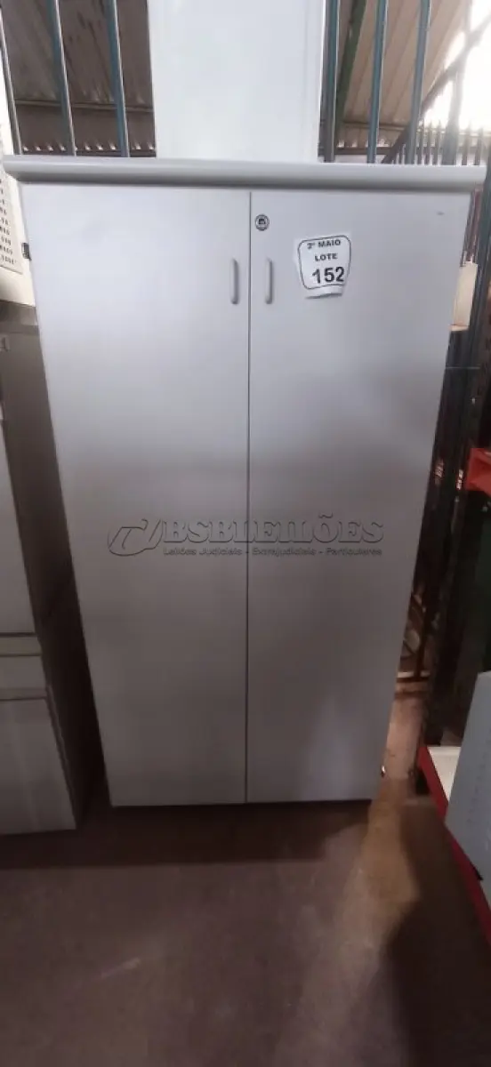 LOTE 152 - 01 ARMÁRIO EM MADEIRA COM 02 PORTAS. (NO ESTADO) ATENÇÃO! FAZER A VISITAÇÃO ANTES DE ARREMATAR, NÃO SABEMOS SE FUNCIONA, LEILÃO NÃO TEM GARANTIA E NEM DEVOLUÇÃO, SUJEITO A POSSÍVEIS AVARIAS VISÍVEIS/OCULTAS E/OU AUSÊNCIA DE COMPONENTES.