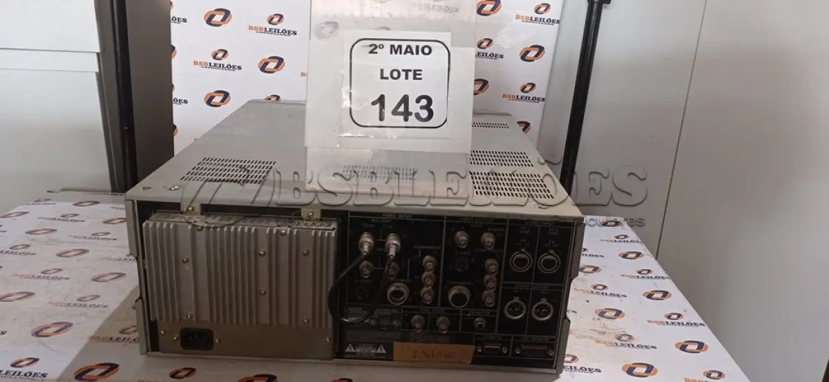 LOTE 143 - 01 GRAVADOR DE VÍDEO MODELO BETACAM SP UVW-1800 MARCA SONY. (NO ESTADO) ATENÇÃO! FAZER A VISITAÇÃO ANTES DE ARREMATAR, NÃO SABEMOS SE FUNCIONA, LEILÃO NÃO TEM GARANTIA E NEM DEVOLUÇÃO, SUJEITO A POSSÍVEIS AVARIAS VISÍVEIS/OCULTAS E/OU AUSÊNCIA DE COMPONENTES.