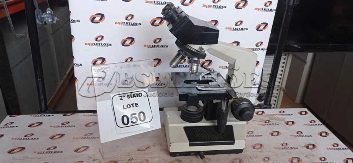 LOTE 050 - 01 MICROSCÓPIO. (NO ESTADO) ATENÇÃO! FAZER A VISITAÇÃO ANTES DE ARREMATAR, NÃO SABEMOS SE FUNCIONA, LEILÃO NÃO TEM GARANTIA E NEM DEVOLUÇÃO, SUJEITO A POSSÍVEIS AVARIAS VISÍVEIS/OCULTAS E/OU AUSÊNCIA DE COMPONENTES.