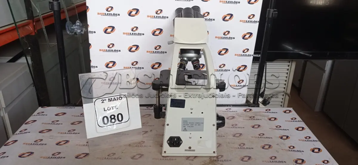 LOTE 080 - 01 MICROSCÓPIO MARCA OPTON. (NO ESTADO) ATENÇÃO! FAZER A VISITAÇÃO ANTES DE ARREMATAR, NÃO SABEMOS SE FUNCIONA, LEILÃO NÃO TEM GARANTIA E NEM DEVOLUÇÃO, SUJEITO A POSSÍVEIS AVARIAS VISÍVEIS/OCULTAS E/OU AUSÊNCIA DE COMPONENTES.