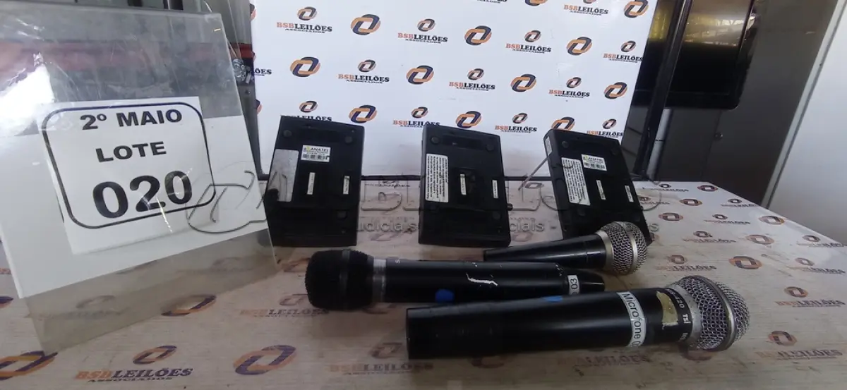 LOTE 020 - 03 MICROFONES COM 03 RECEPTORES. (NO ESTADO) ATENÇÃO! FAZER A VISITAÇÃO ANTES DE ARREMATAR, NÃO SABEMOS SE FUNCIONA, LEILÃO NÃO TEM GARANTIA E NEM DEVOLUÇÃO, SUJEITO A POSSÍVEIS AVARIAS VISÍVEIS/OCULTAS E/OU AUSÊNCIA DE COMPONENTES.