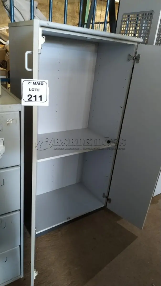 LOTE 211 - 01 ARMÁRIO ALTO EM MADEIRA COM 02 PORTAS. (NO ESTADO) ATENÇÃO! FAZER A VISITAÇÃO ANTES DE ARREMATAR, NÃO SABEMOS SE FUNCIONA, LEILÃO NÃO TEM GARANTIA E NEM DEVOLUÇÃO, SUJEITO A POSSÍVEIS AVARIAS VISÍVEIS/OCULTAS E/OU AUSÊNCIA DE COMPONENTES.