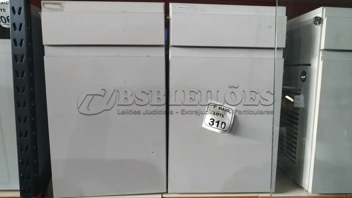 LOTE 310 - 02 ARMÁRIOS PARA CPU COM 01 PORTA E 01 GAVETA. (NO ESTADO) ATENÇÃO! FAZER A VISITAÇÃO ANTES DE ARREMATAR, NÃO SABEMOS SE FUNCIONA, LEILÃO NÃO TEM GARANTIA E NEM DEVOLUÇÃO, SUJEITO A POSSÍVEIS AVARIAS VISÍVEIS/OCULTAS E/OU AUSÊNCIA DE COMPONENTES.