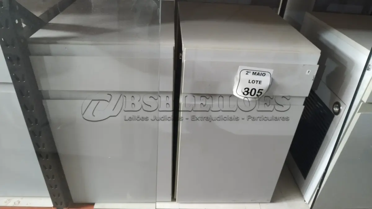 LOTE 305 - 02 ARMÁRIOS PARA CPU COM 01 PORTA E 01 GAVETA. (NO ESTADO) ATENÇÃO! FAZER A VISITAÇÃO ANTES DE ARREMATAR, NÃO SABEMOS SE FUNCIONA, LEILÃO NÃO TEM GARANTIA E NEM DEVOLUÇÃO, SUJEITO A POSSÍVEIS AVARIAS VISÍVEIS/OCULTAS E/OU AUSÊNCIA DE COMPONENTES.