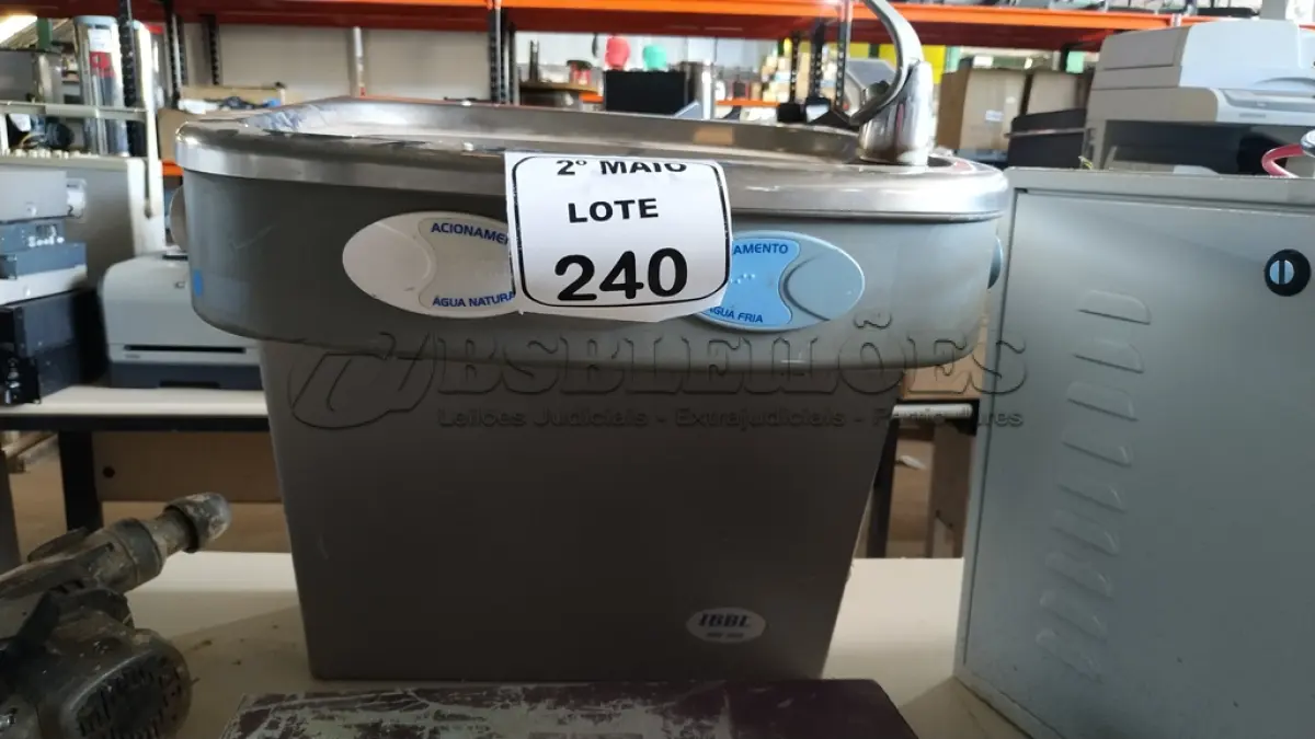 LOTE 240 - 01 BEBEDOURO DE PAREDE MARCA IBBL. (NO ESTADO) ATENÇÃO! FAZER A VISITAÇÃO ANTES DE ARREMATAR, NÃO SABEMOS SE FUNCIONA, LEILÃO NÃO TEM GARANTIA E NEM DEVOLUÇÃO, SUJEITO A POSSÍVEIS AVARIAS VISÍVEIS/OCULTAS E/OU AUSÊNCIA DE COMPONENTES.