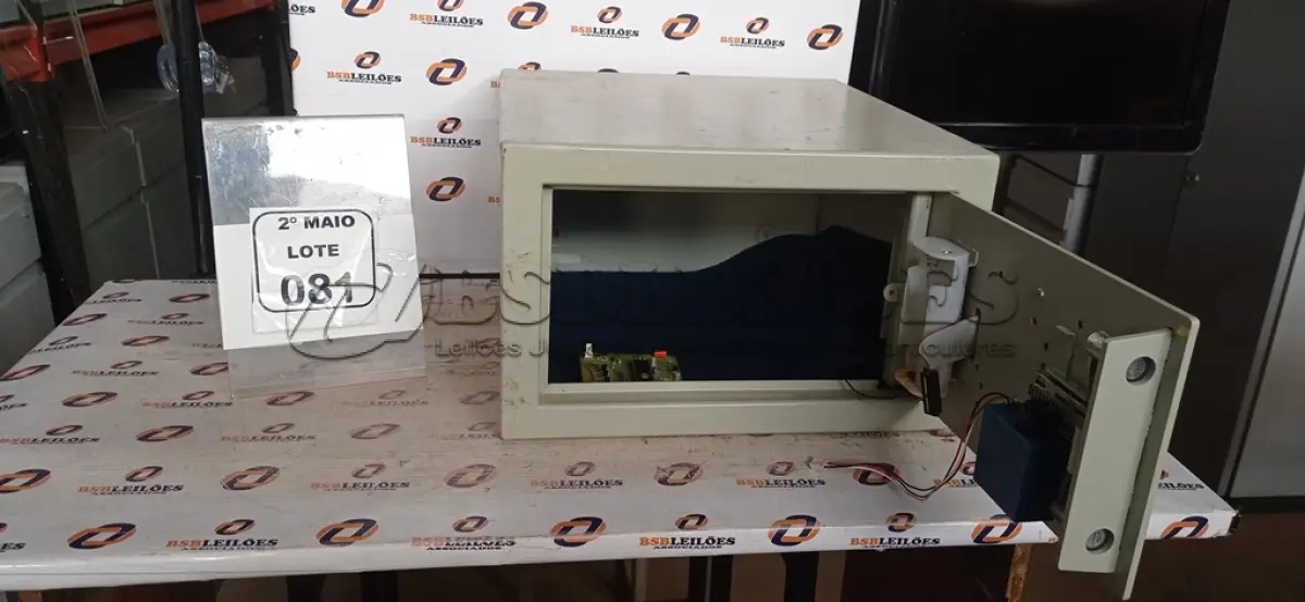 LOTE 081 - 01 COFRE DIGITAL. (NO ESTADO) ATENÇÃO! FAZER A VISITAÇÃO ANTES DE ARREMATAR, NÃO SABEMOS SE FUNCIONA, LEILÃO NÃO TEM GARANTIA E NEM DEVOLUÇÃO, SUJEITO A POSSÍVEIS AVARIAS VISÍVEIS/OCULTAS E/OU AUSÊNCIA DE COMPONENTES.