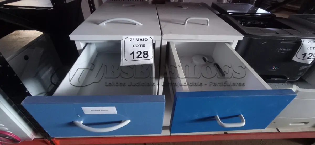 LOTE 128 - 02 ARMÁRIOS  BAIXO  MULTIUSO COM 01 GAVETA E 01 COMPARTIMENTO. (NO ESTADO) ATENÇÃO! FAZER A VISITAÇÃO ANTES DE ARREMATAR, NÃO SABEMOS SE FUNCIONA, LEILÃO NÃO TEM GARANTIA E NEM DEVOLUÇÃO, SUJEITO A POSSÍVEIS AVARIAS VISÍVEIS/OCULTAS E/OU AUSÊNCIA DE COMPONENTES.